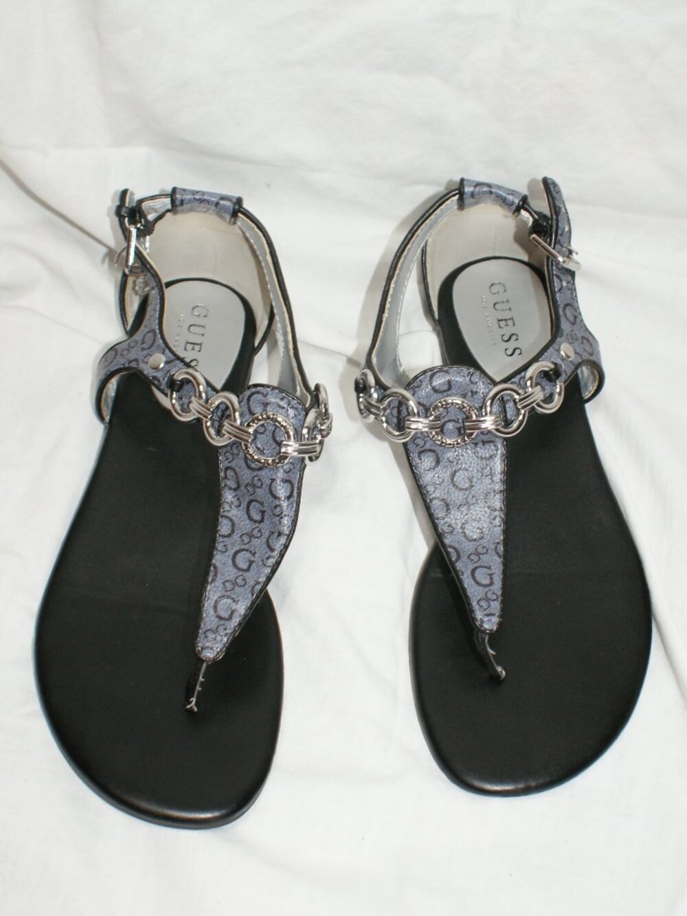 Guess Grey and Black w Chain Accent Thong Sandals - Size 8 - LIKE NEW